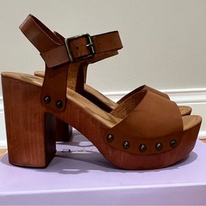 NWOT- MADDEN GIRL-  Chunky Heel Sandal